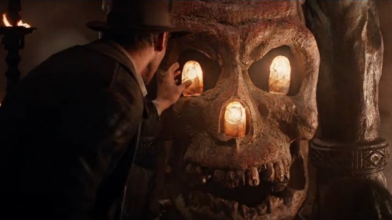 Indiana Jones atteint les pierres de Sankara dans Indiana Jones et le Temple maudit