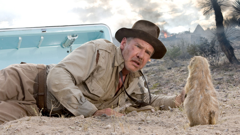 Indiana Jones regarde confusément un chien de prairie alors qu'il sort d'un réfrigérateur dans Indiana Jones et le Royaume du Crâne de Cristal
