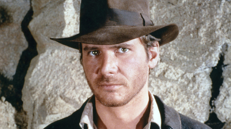 Indy porte son célèbre fedora