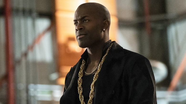 Goldface (Damion Poitier) portant un collier en or dans The Flash