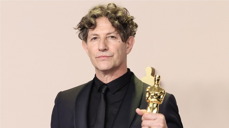 Jonathan Glazer pose avec un Oscar