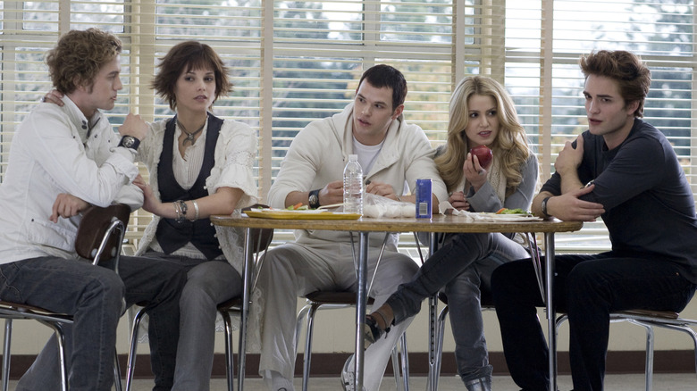 Les Cullen assis à la cafétéria de l'école dans Twilight
