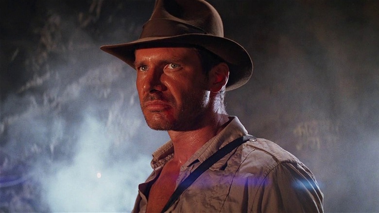 Indiana Jones debout dans une grotte dans Indiana Jones et le Temple maudit (1984)