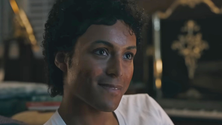 Michael Jackson porte une chemise blanche