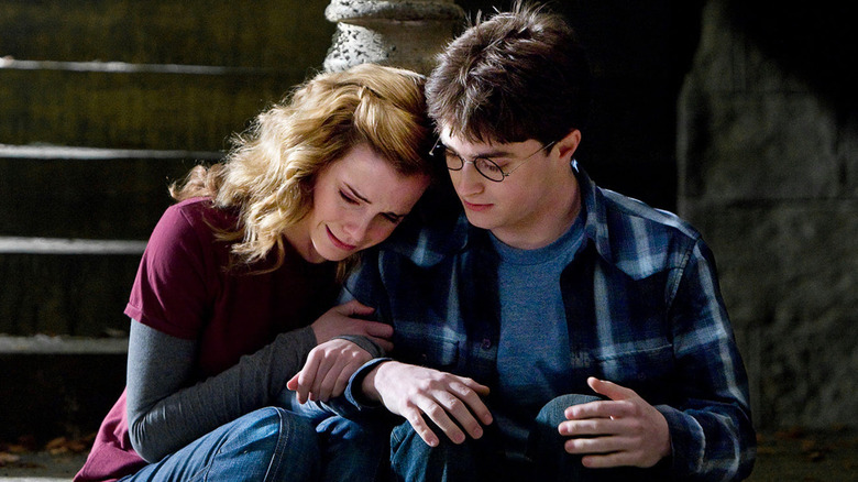 Emma Watson dans le rôle d'Hermione Granger et Daniel Radcliffe dans le rôle d'Harry Potter dans Harry Potter et le Prince de Sang-Mêlé