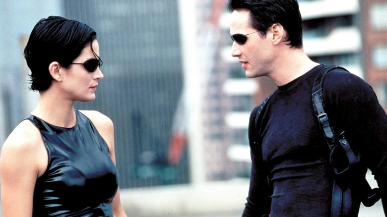 Neo et Trinity se regardent dans Matrix (1999)