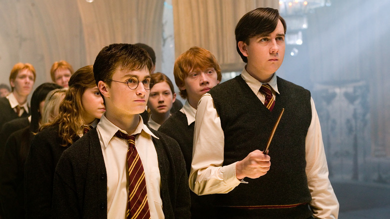 Harry Potter et Neville Londubat semblent attentifs dans Harry Potter et l'Ordre du Phénix