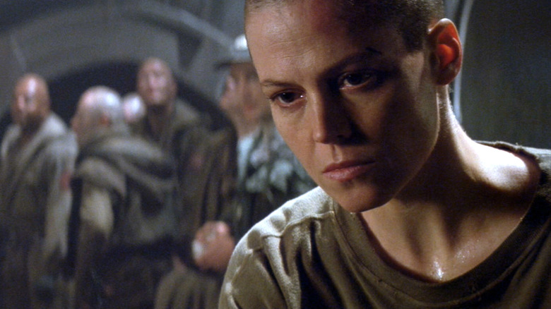 Sigourney Weaver dans le rôle d'Ellen Ripley avec le crâne rasé dans Alien 3