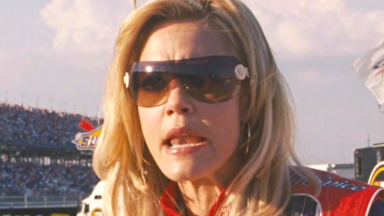 Carley Bobby porte des lunettes de soleil