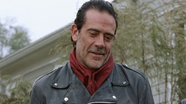 Negan baissant les yeux