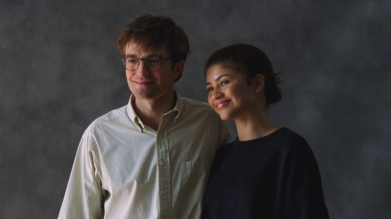Charlie et Emma sourient pour une photo de mariage à