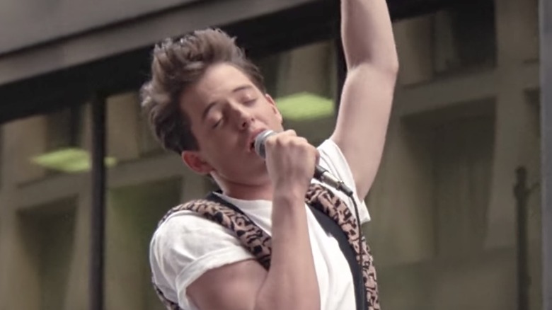 Ferris Bueller chante