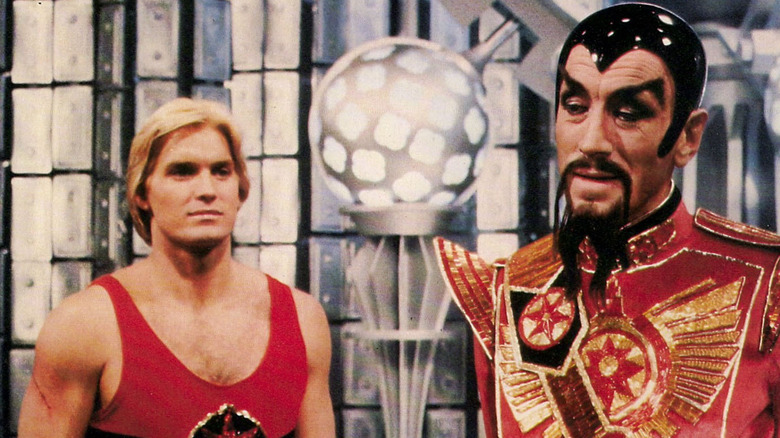 Flash Gordon regardant l'empereur Ming l'Impitoyable dans Flash Gordon des années 1980