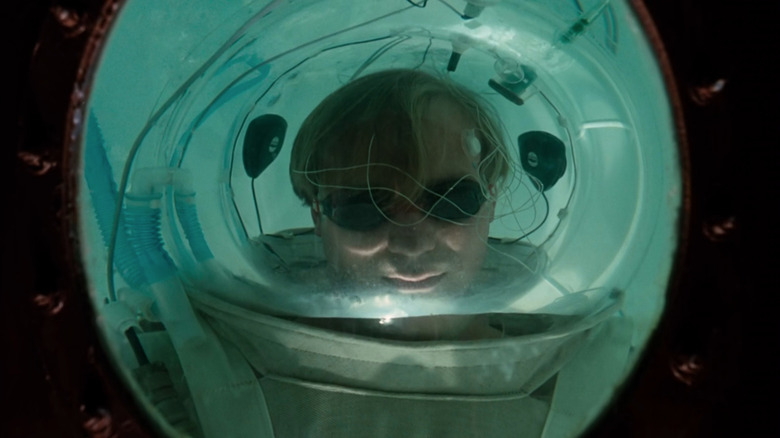 Eddie Jessup dans un réservoir de flottation dans les États modifiés