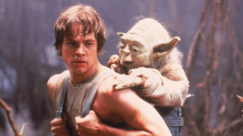 Luke transportant Yoda dans un sac à dos à travers les marais dans L'Empire contre-attaque