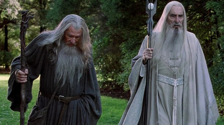 Gandalf et Saroumane marchent