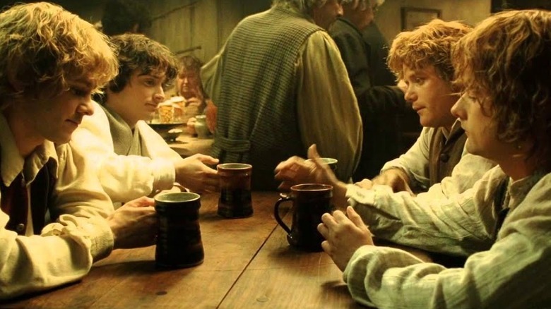Quatre Hobbits boivent de la bière