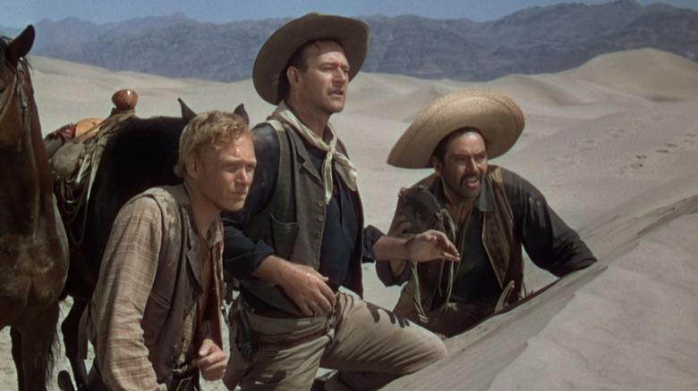 Bob Hightower, Pete et The Abilene Kid regardent quelques dunes 