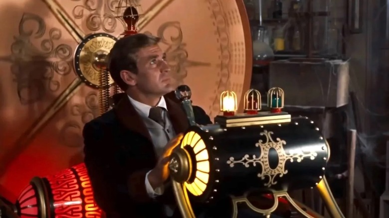 H. George Wells assis dans sa machine à voyager dans le temps dans 