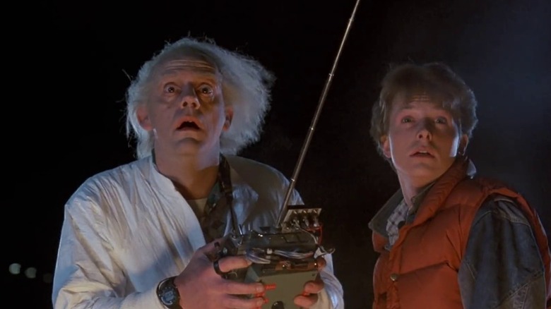 Doc Brown et Marty McFly expérimentent la machine à voyager dans le temps dans 