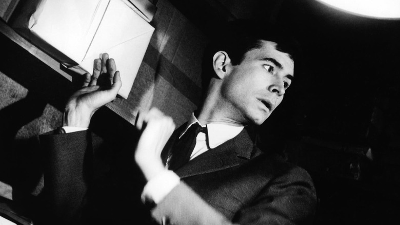 Josef K. regardant par-dessus son épaule dans The Trial (1962)