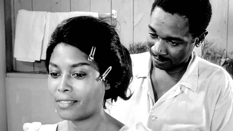 Duff regarde Josie dans Nothing But a Man (1964)