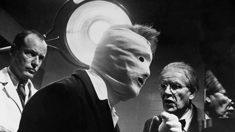 Tony Wilson se réveille avec des bandages sur la tête dans Seconds (1966)