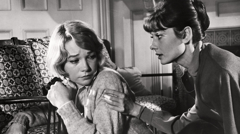 Martha Dobie réconfortée par Karen Wright dans The Children's Hour (1961)