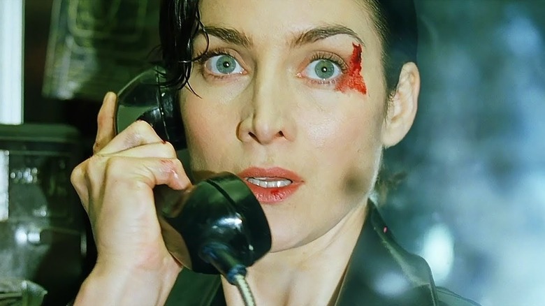 Trinity utilisant le téléphone dans The Matrix (1999)