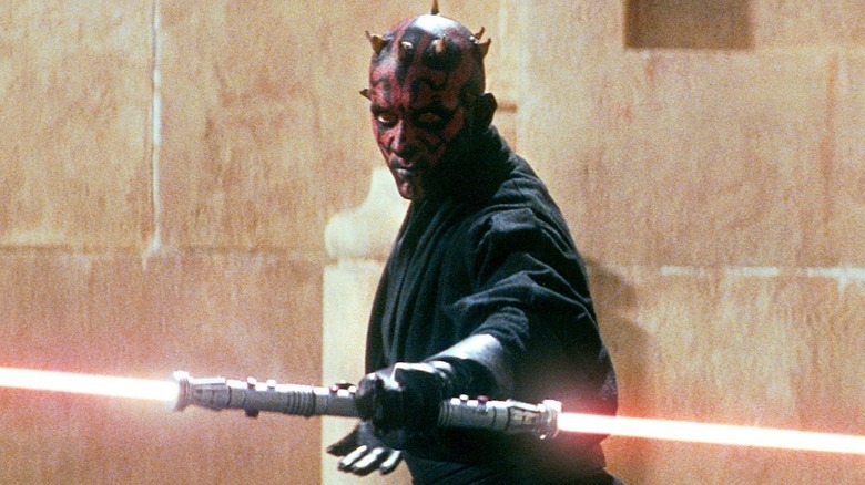 Dark Maul tenant un double sabre laser 
