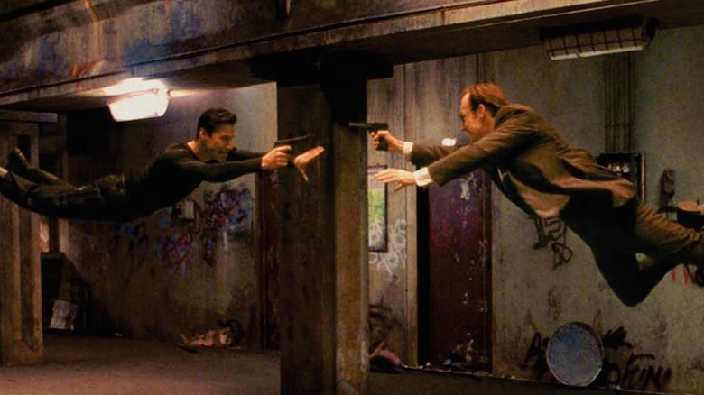 Neo et l'agent Smith s'affrontent avec des armes à feu 