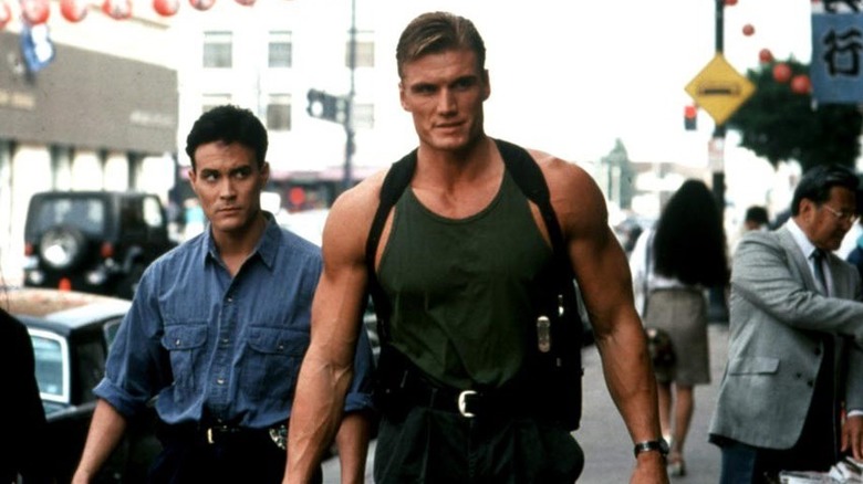 Johnny Murata et Chris Kenner marchant dans la rue dans Showdown à Little Tokyo