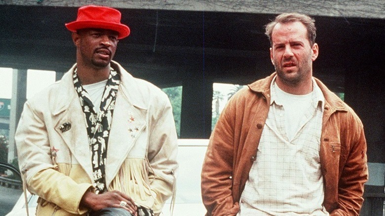 Joe Hallenbeck et Jimmy Dix appuyés sur une voiture dans The Last Boy Scout