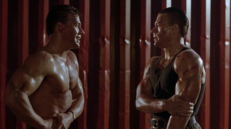 Alex et Chad Wagner se regardent dans Double Impact
