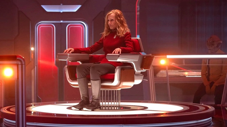 Nahla Ake assise dans Star Trek : Starfleet Academy