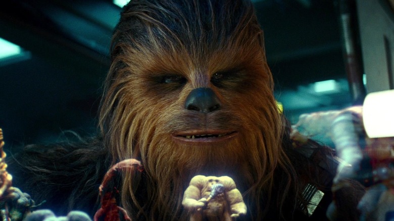 Chewbacca regardant la table dans Star Wars : L'Ascension de Skywalker