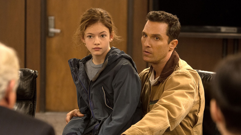 Murph assise sur les genoux de son père lors d'une réunion dans Interstellar (2014)
