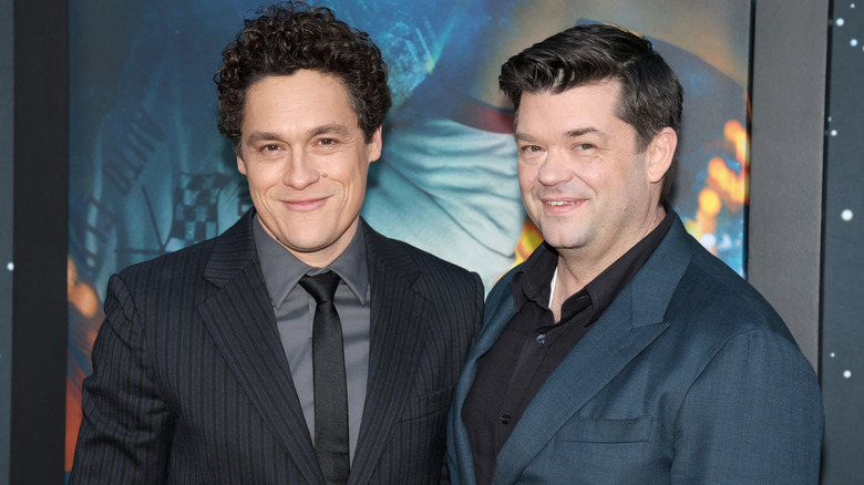 Phil Lord et Chris Miller souriant au 