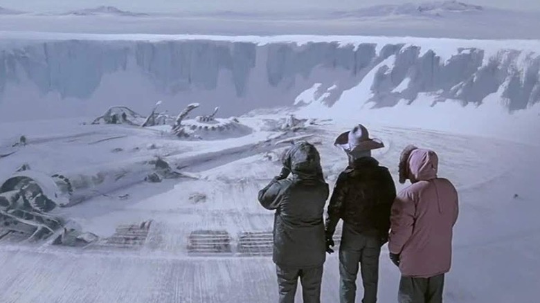 Un trio de personnages rencontrant un laboratoire détruit dans The Thing (1982)
