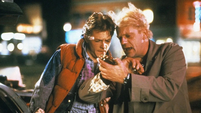 Marty McFly et Doc Brown vérifiant l'heure dans Retour vers le futur (1985)