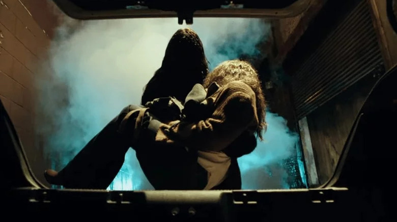 Gabriel portant un corps dans Malignant