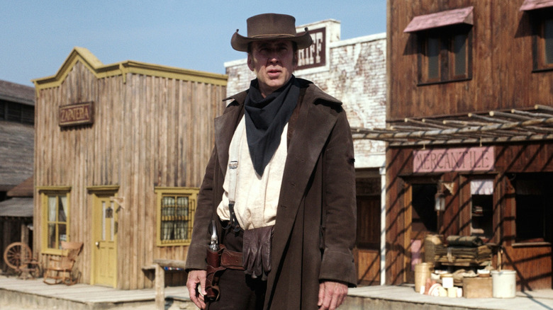 Nicolas Cage debout en ville 