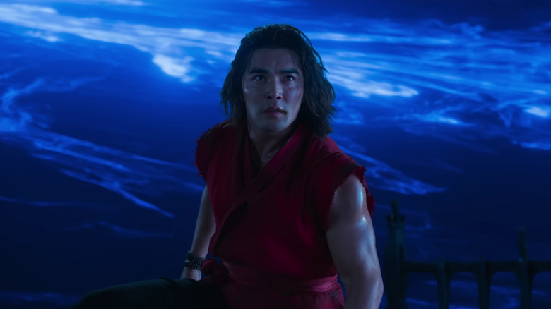 Liu Kang debout devant un portail bleu dans Mortal Kombat II