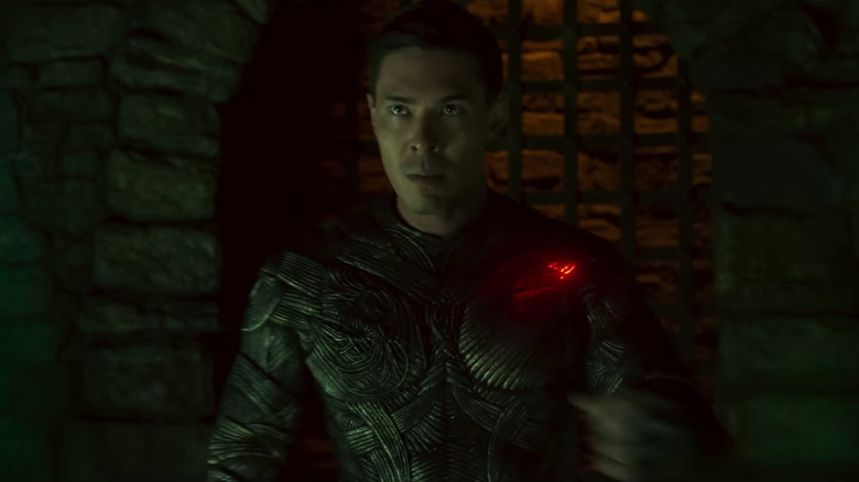 L'armure de Cole Young brille en rouge dans Mortal Kombat II