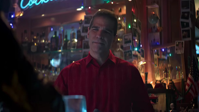 Barman debout derrière le comptoir dans Mortal Kombat II