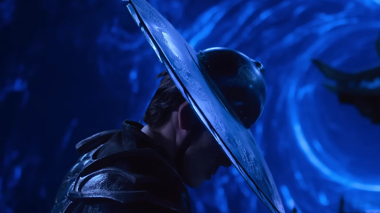 Kung Lao baissant la tête tout en portant son chapeau de scie circulaire dans Mortal Kombat II