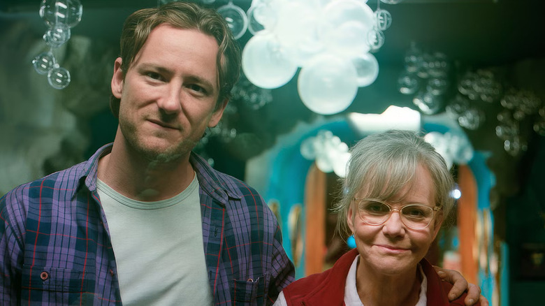 Cameron et Tova à l'aquarium dans Remarkably Bright Creatures (2026)