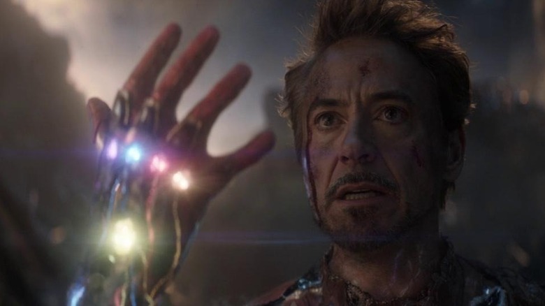 Tony Stark avec la main levée dans Avengers : Endgame