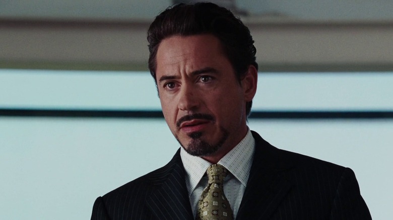 Tony Stark donne une conférence de presse dans Iron Man