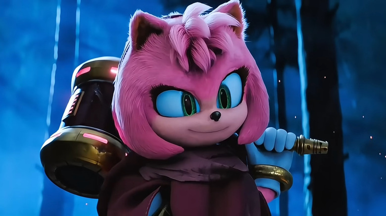 Amy Rose sourit à Sonic tout en hissant son marteau Piko Piko sur son épaule, vêtue d'une cape, dans la scène du générique de 